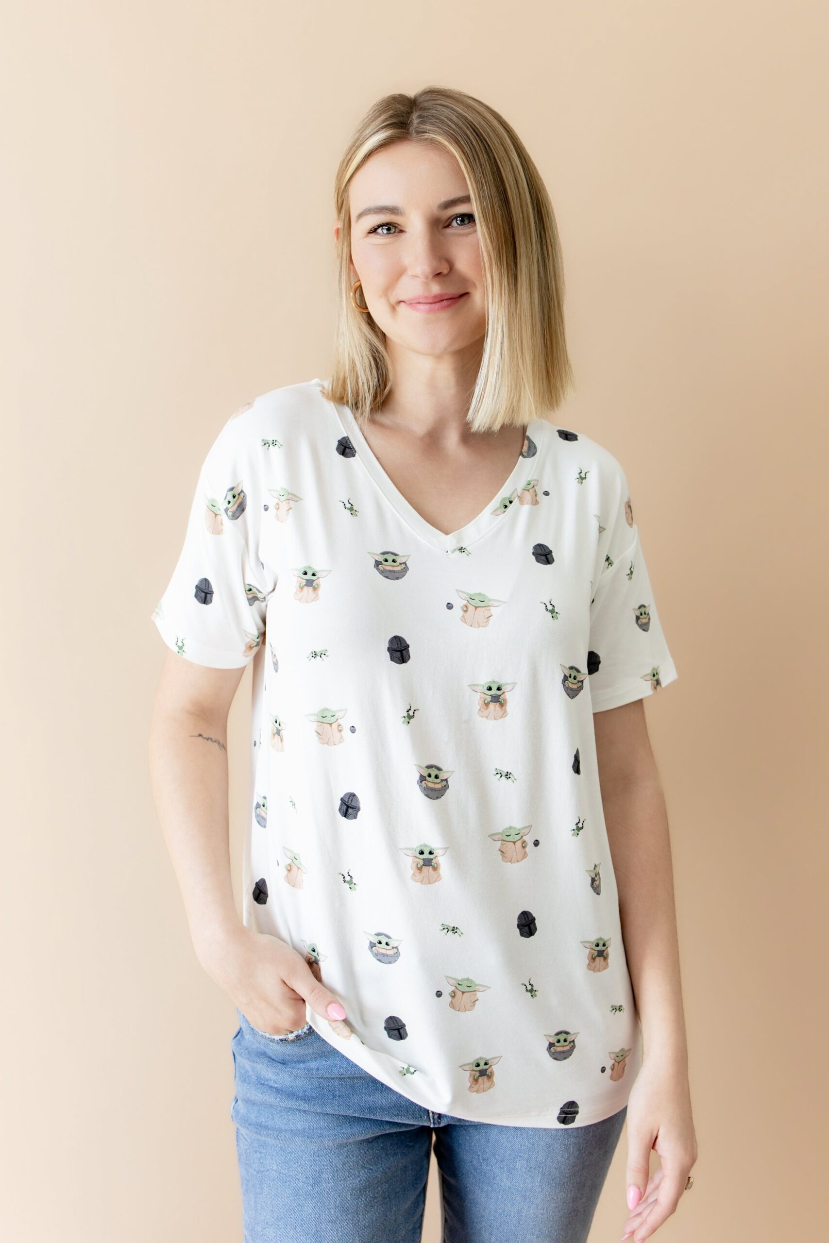 Grogu_Womens_V-Neck_01