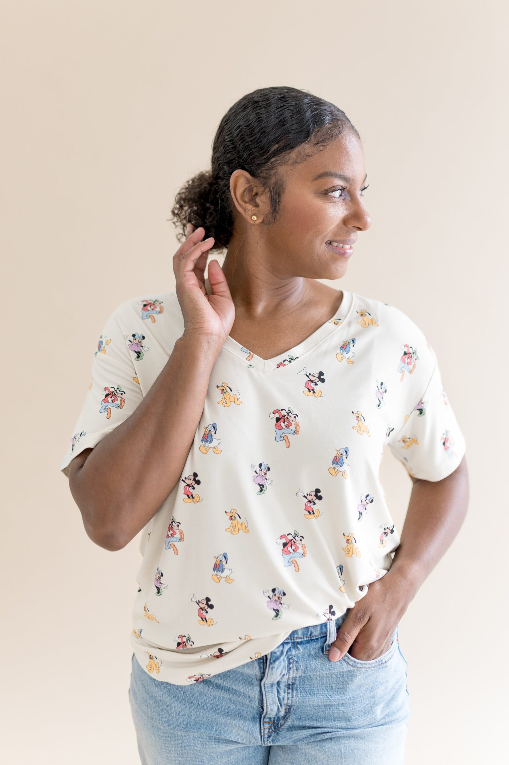 Mickey_Mouse_and_Friends_Women_s_V-Neck_01