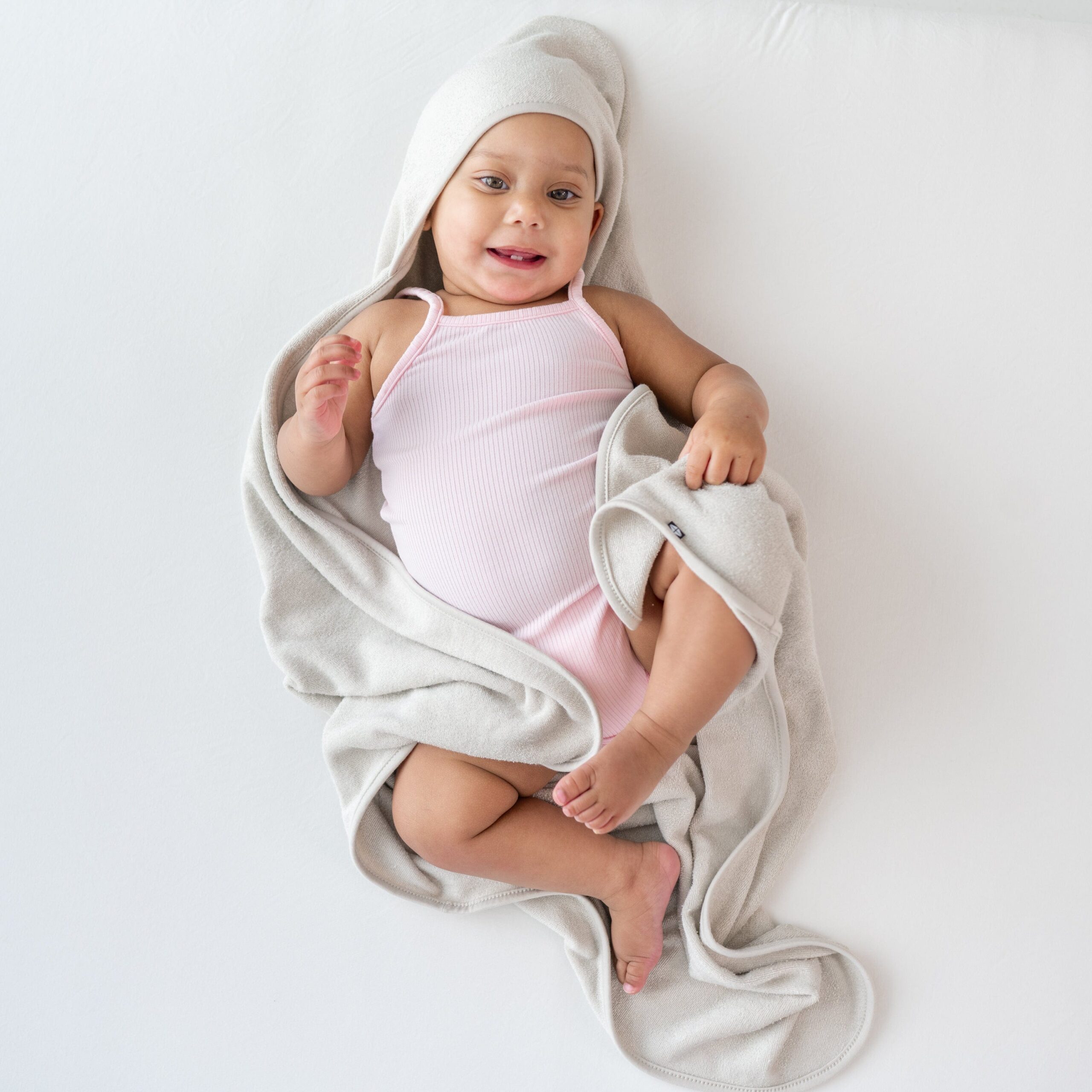 kyte-baby-hooded-bath-towel-oat-infant-hooded-bath-towel-in-oat-33524520976495